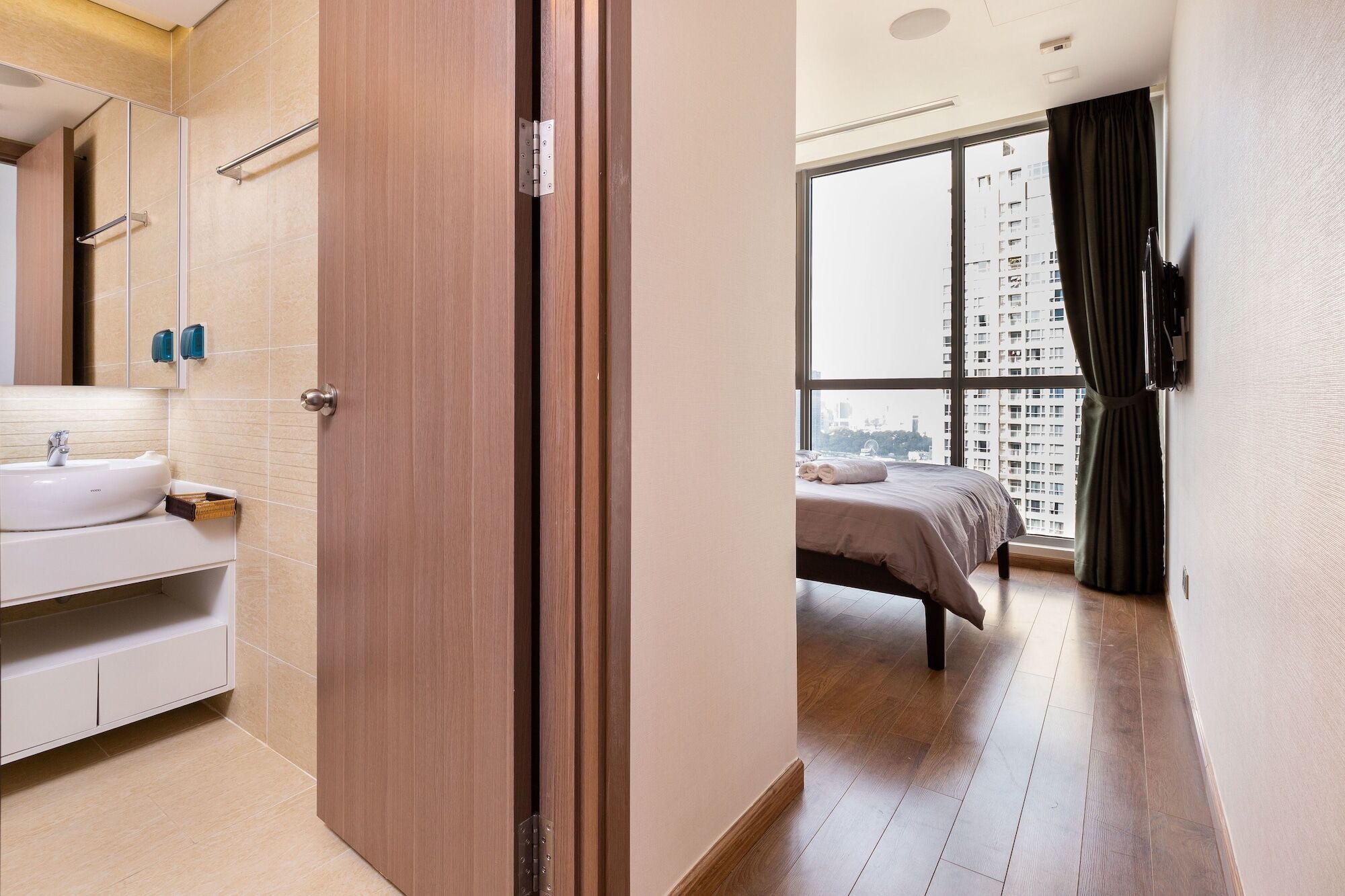 Apartment Laze Saigon Vinhomes Park Ho Chi Minh City